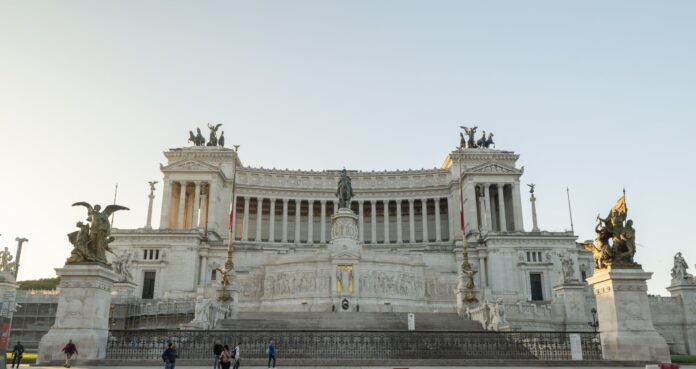 Le statue del Vittoriano restaurato da Bvlgari