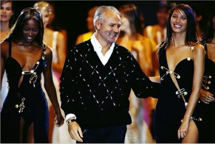 Gianni Versace alla fine di una sfilata con le sue supermodelle