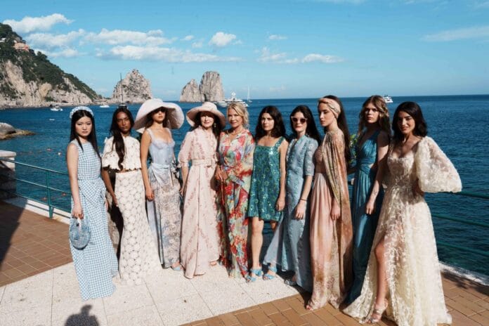 2.Sfilata a Capri Lucilla Bonaccorsi e Luisa Beccaria con Katherine Kelly Lang_Brooke Logan con le modelle