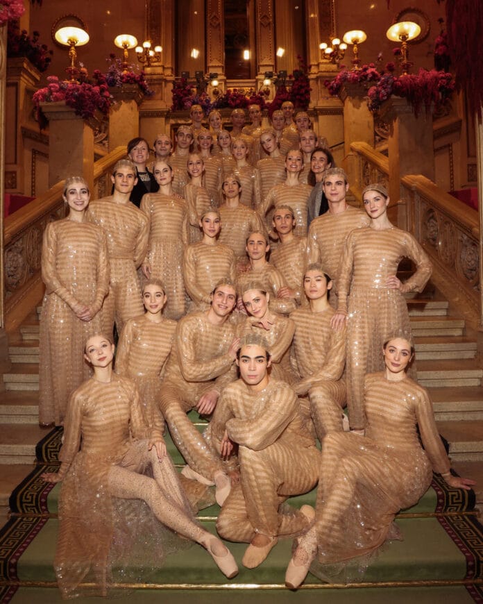 Ballerini Teatro Opera di Vienne vestiti Giorgio Armani - credit Thomas Razzano