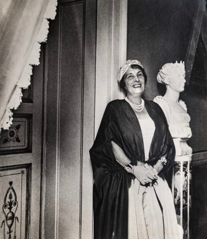 Mimì Pecci Blunt con il busto di Elisa Bonaparte Baciocchi