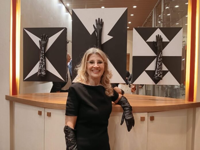 Elisabetta Calò ideatri e curatrice della mostra I Guanti tra Cinema, arte e Moda, in via Veneto